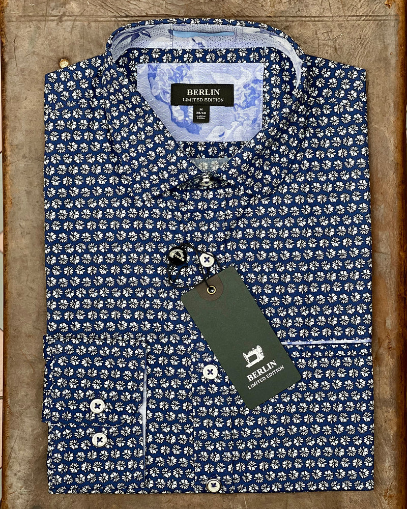 Folded long-sleeve Berlin shirt in the colour Navy with a small daisy pattern covering it