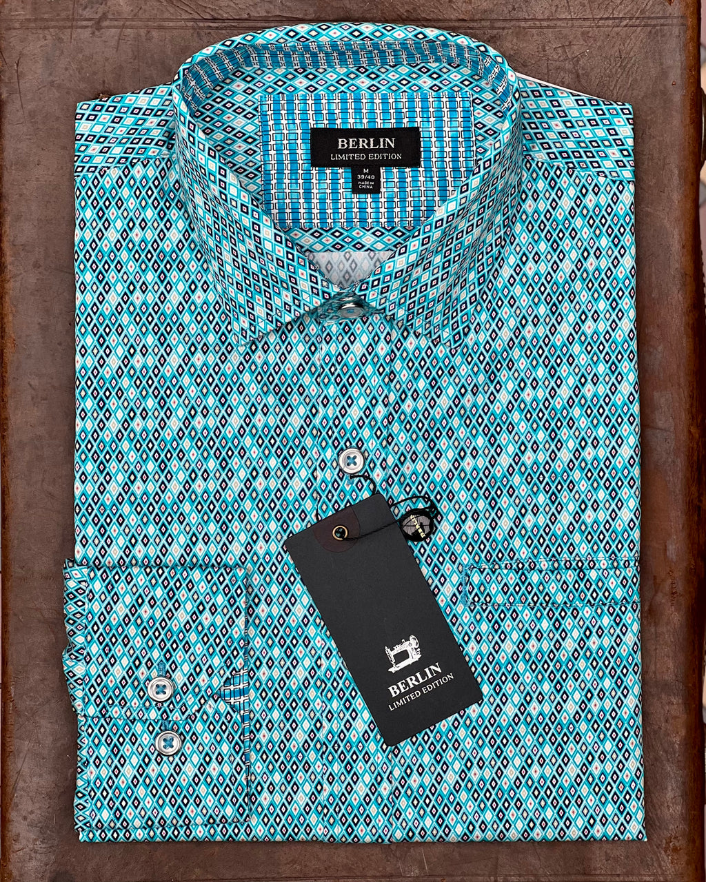 Folded long-sleeve Berlin shirt in the colour Mint with a small diamond pattern all over it. 