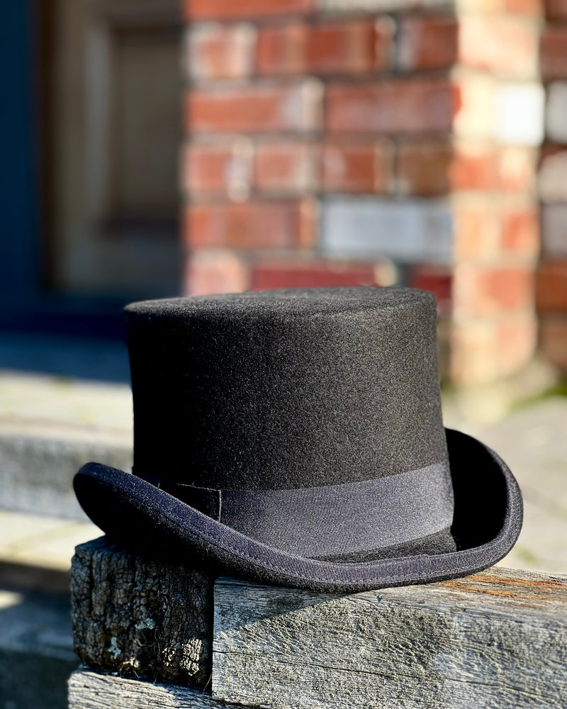A classic top hat with grosgrain band