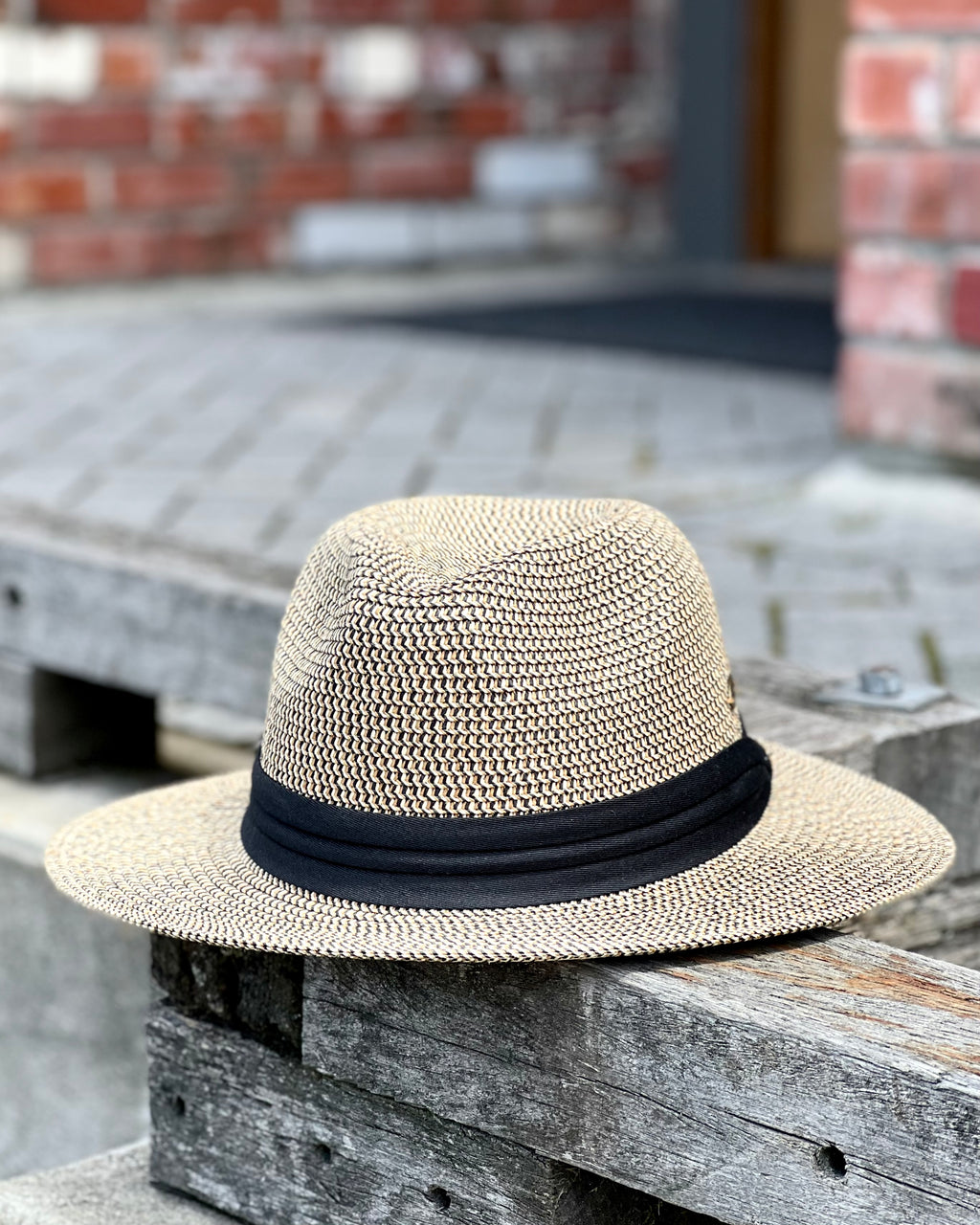Wide-brimmed paper-cotton mix hat with black band